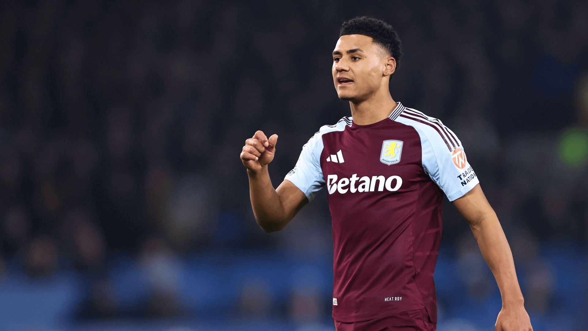 打高兴了！迪亚洛反击空中换手拉杆上篮2+1 冲到观众席庆祝（越打越嗨！迪亚洛快攻空中换手拉杆打成2+1，冲向看台与球迷庆祝）