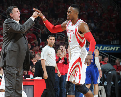 弗拉格展现惊人实力，助力球队逆境求生（弗拉格爆发神勇，带领球队逆境突围）