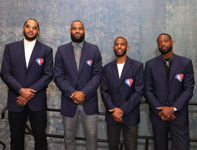 💥愤怒了！梅西离开体育场后，球迷冲场投水瓶+撕毁海报（梅西离场后爆发骚乱：球迷冲入场内投掷水瓶并撕毁海报）