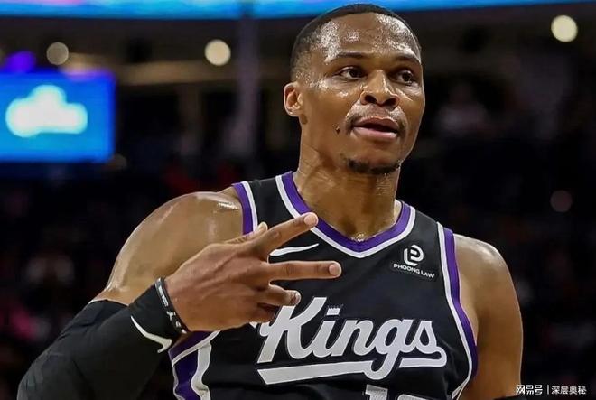 阿图什杯球员进球后跑上看台给母亲献花，后两黄变一红被罚下（阿图什杯球员破门后上看台为母献花，随后两黄变红被罚出场）