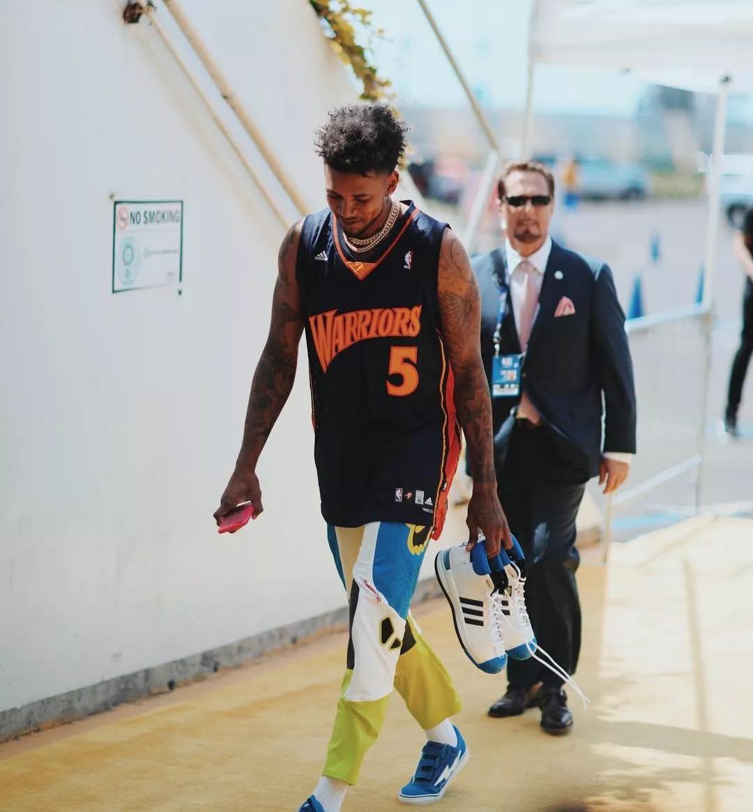 霍伊伦德梅开二度 那不勒斯击败尤文后登上意甲榜首（霍伊伦德双响，那不勒斯力克尤文登顶意甲榜首）