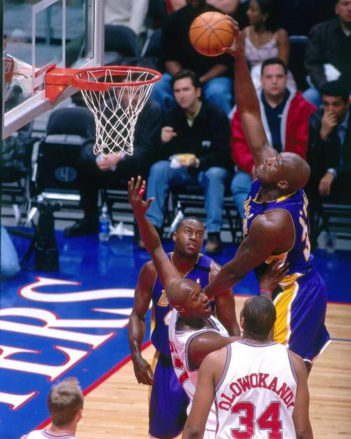 出战G联赛！杨瀚森入场一身浅色运动穿搭 卫衣上印着自己名字（杨瀚森出征G联赛，浅色运动装亮相，卫衣印有姓名）