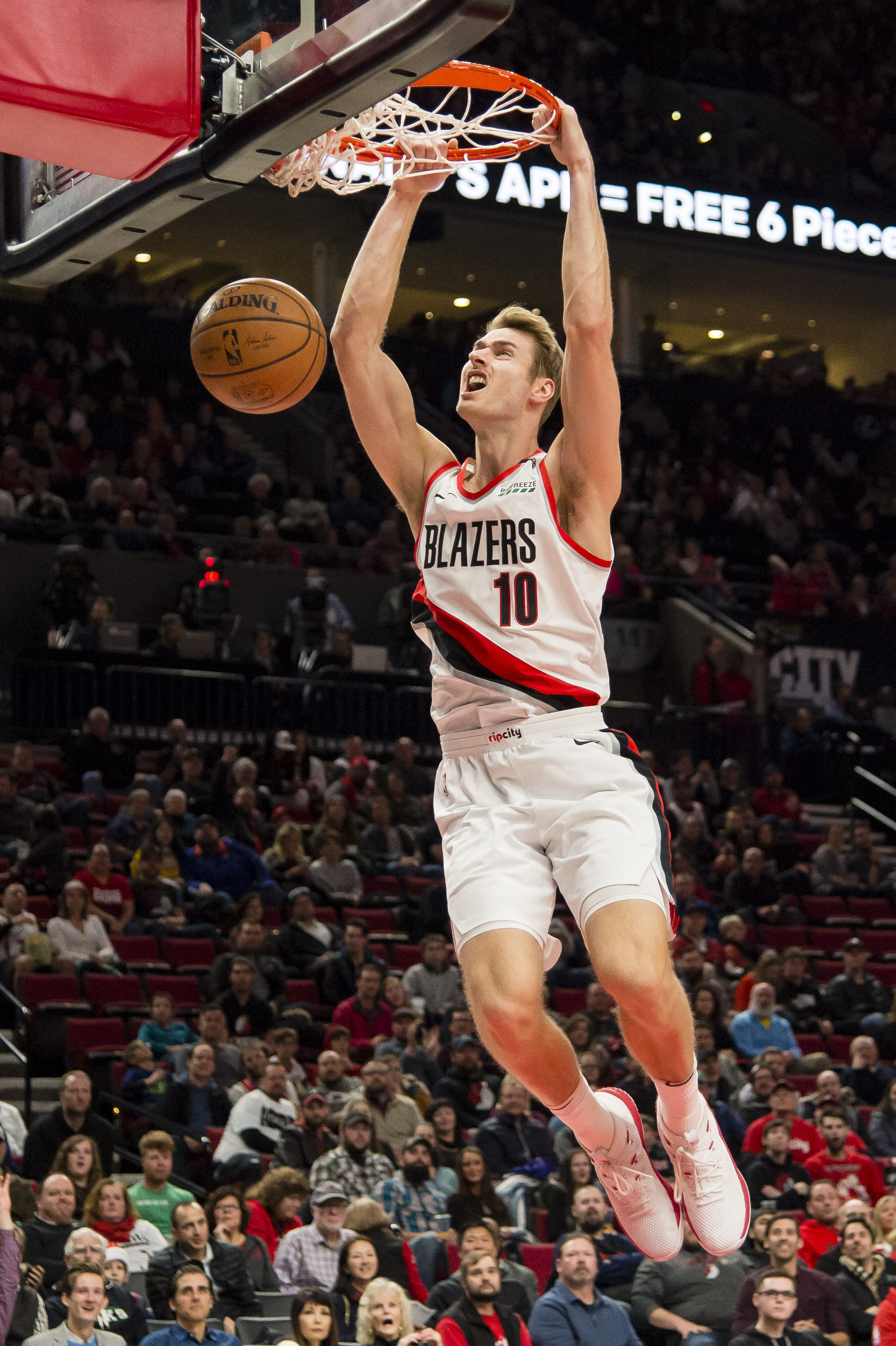 巴萨新星登场攻入制胜球（巴萨小将替补出场打入致胜一球）