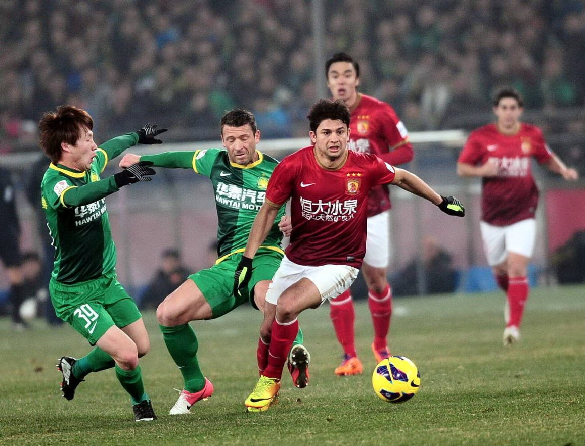 足球国足U21集训营启动，未来之星云集（国足U21集训营开营，青年才俊齐聚）