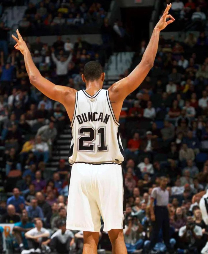 不容易啊！老鹰半场6人得分上双 play-by-play纪元以来队史首次（老鹰半场6人得分上双，创造play-by-play时代队史首例）