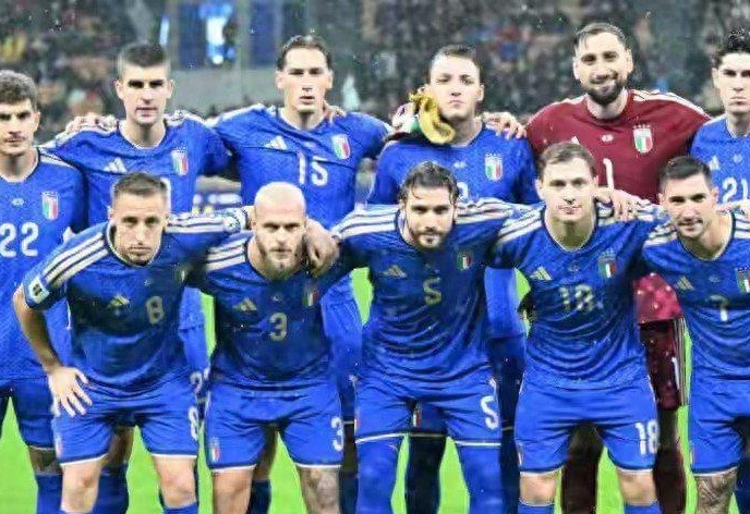 詹姆斯第15次中国行人气依旧爆棚，为上海交大球赛开球并与同学互动（詹姆斯第15次访华人气不减，在上海交大为球赛开球并与学生互动）