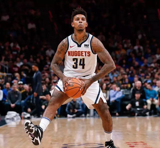 火箭半场领先鹈鹕17个篮板，同时三分命中率高达53.3%（火箭半场篮板优势达17个，三分命中率飙至53.3%）