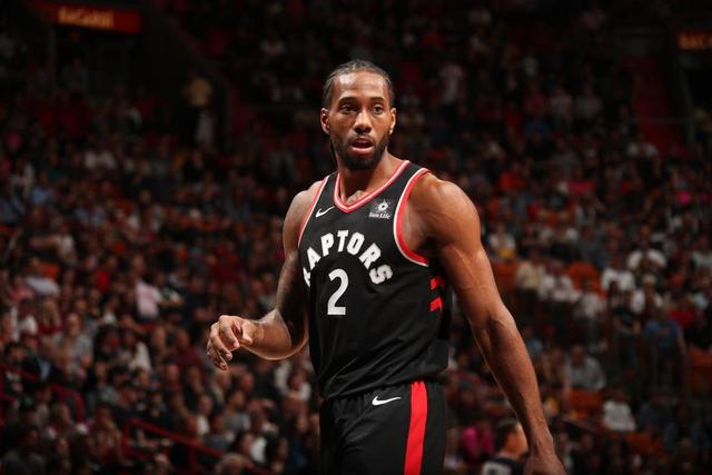 曼联客场不败创英超最长纪录，B费贡献2球1助攻，但防守漏洞明显，积分排名靠后。（曼联客场不败续写英超最长纪录，B费梅开二度并送助攻，防线隐患明显、积分依旧靠后）